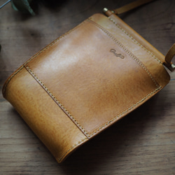 《受注製作》[asta] smartphone bag/ 革と真鍮棒のスマホポシェット 4枚目の画像