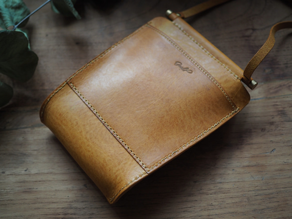 《受注製作》[asta] smartphone bag/ 革と真鍮棒のスマホポシェット 4枚目の画像
