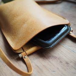 《受注製作》[asta] smartphone bag/ 革と真鍮棒のスマホポシェット 6枚目の画像