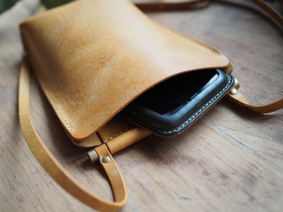 《受注製作》[asta] smartphone bag/ 革と真鍮棒のスマホポシェット 6枚目の画像