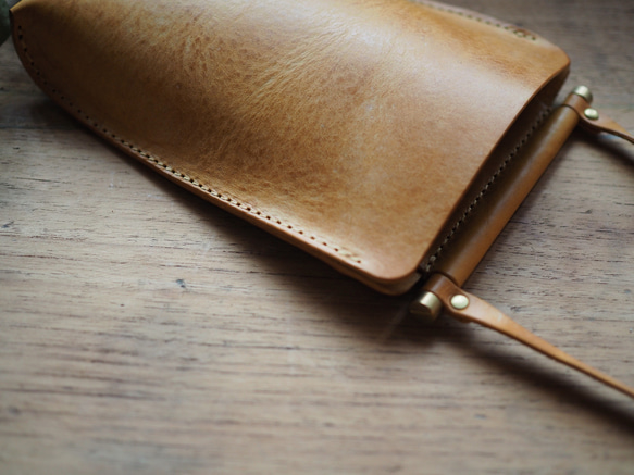 《受注製作》[asta] smartphone bag/ 革と真鍮棒のスマホポシェット 2枚目の画像