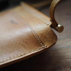 《受注製作》[asta] smartphone bag/ 革と真鍮棒のスマホポシェット 5枚目の画像