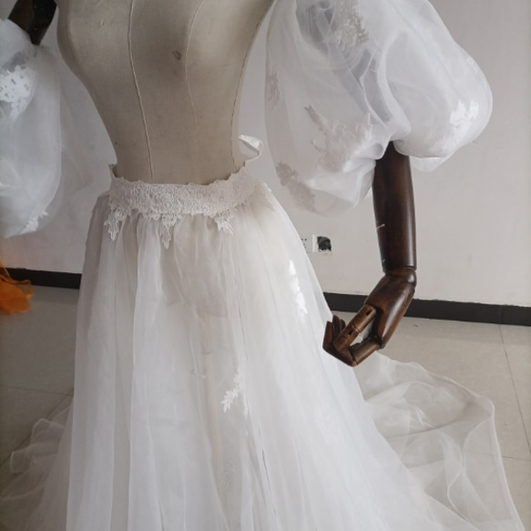 優雅灰白色罩裙薄紗裙可拆卸袖子婚禮/招待會 第2張的照片