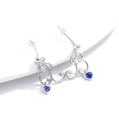 イニシャル＋お守り石ピアス P60W207（4週間発送） ピアス（スタッド  