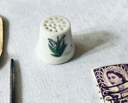 英国で出会った♪ヴィンテージのすずらんのシンブル/陶器製指ぬき