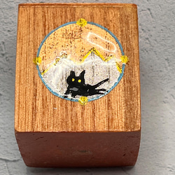 木彫り猫　 黒猫  充電ケーブルキューブ付き 5枚目の画像