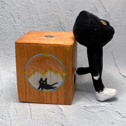 木彫り猫　 黒猫  充電ケーブルキューブ付き 3枚目の画像