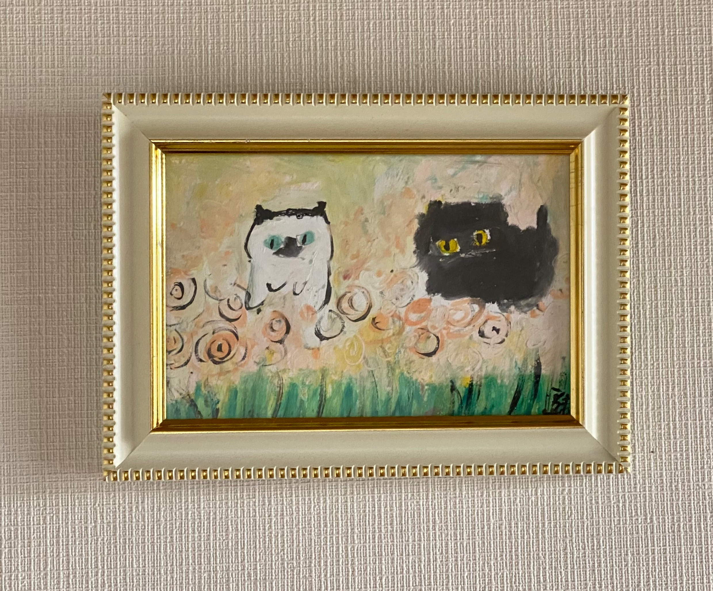絵画。壁掛け絵原画手描き【かわいい猫たちが一緒に花畑で楽しく遊んで