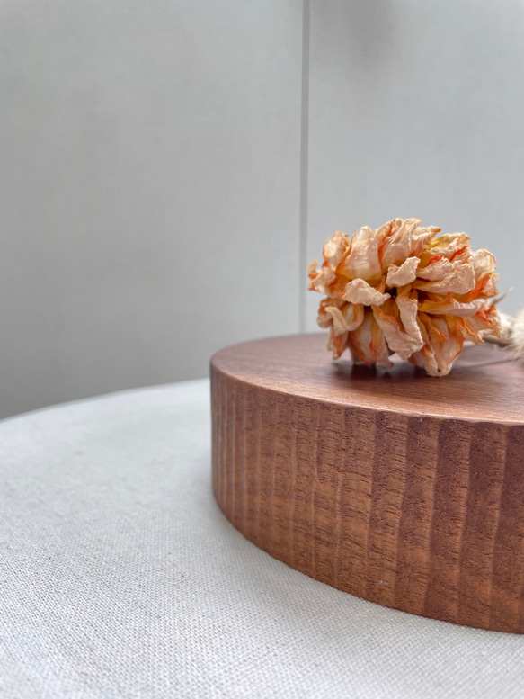 丸い木のトレー　ウォールナット材Φ２００mm 4枚目の画像