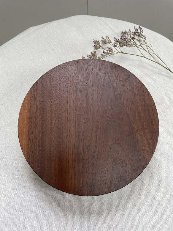 丸い木のトレー　ウォールナット材Φ２００mm 7枚目の画像