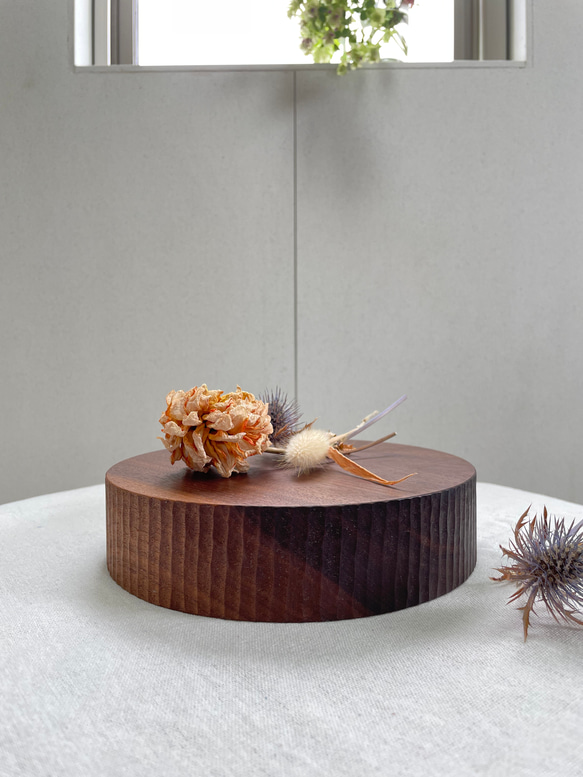 丸い木のトレー　ウォールナット材Φ２００mm 2枚目の画像