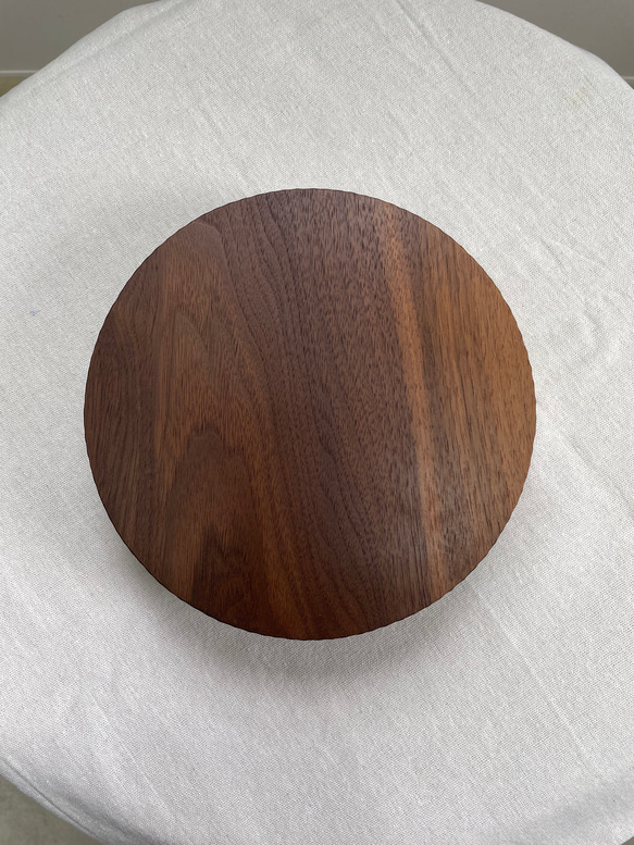 丸い木のトレー　ウォールナット材Φ２００mm 6枚目の画像