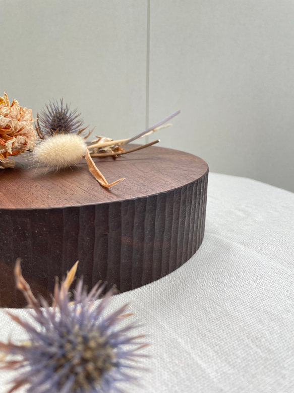 丸い木のトレー　ウォールナット材Φ２００mm 5枚目の画像