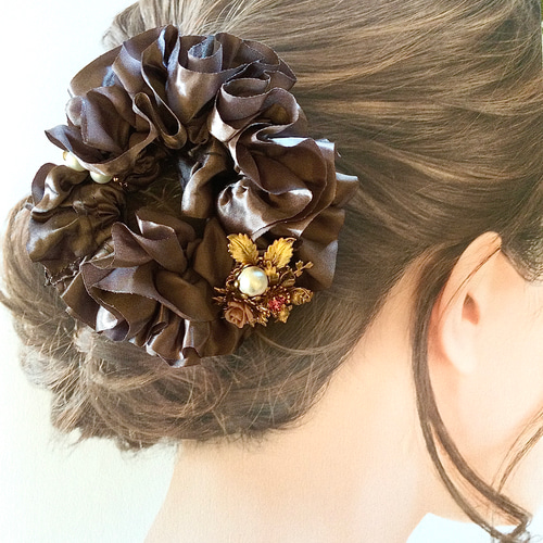 ❤️真鍮フラワー＆パールチャームのエレガントサテンシュシュ  