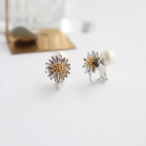 デイジーflower ピアス/イヤリング ピアス（スタッド・一粒