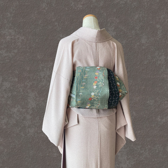 Kyo-Yen Zen Sobana Tachiwaki 這是由灰綠色和幾何圖案 Yuki Tsumugi 製成的成人半寬腰帶。 第3張的照片