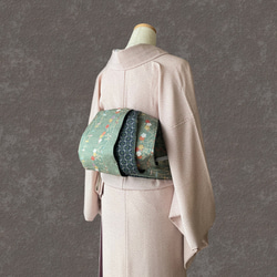 Kyo-Yen Zen Sobana Tachiwaki 這是由灰綠色和幾何圖案 Yuki Tsumugi 製成的成人半寬腰帶。 第1張的照片