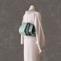 Kyo-Yen Zen Sobana Tachiwaki 這是由灰綠色和幾何圖案 Yuki Tsumugi 製成的成人半寬腰帶。 第2張的照片