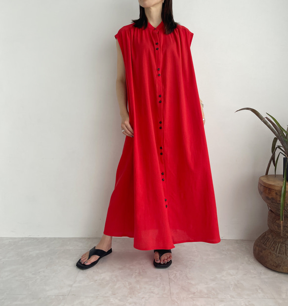 正面紐帶無袖紅色超長連身裙 第1張的照片