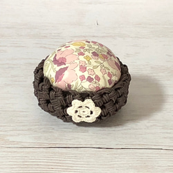 針刺し　リバティ　ピンクッション　ピンク　小花　クラフトバンド　茶色　プレゼント　 1枚目の画像