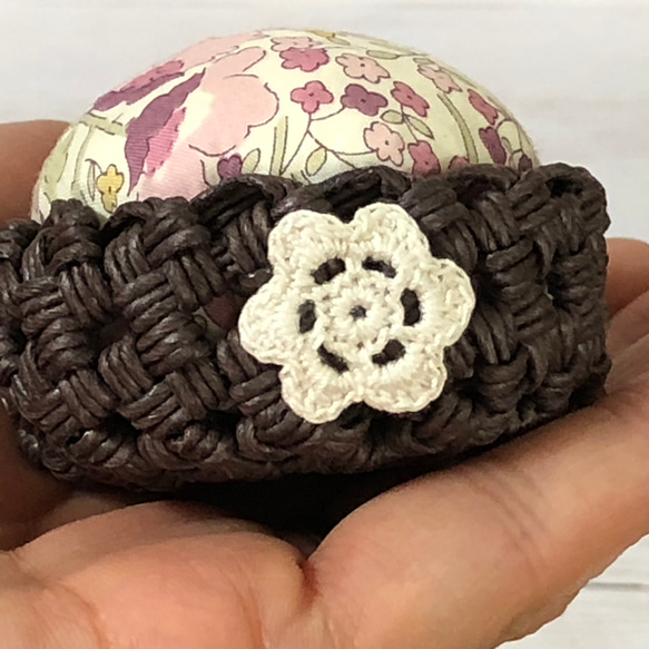 針刺し　リバティ　ピンクッション　ピンク　小花　クラフトバンド　茶色　プレゼント　 3枚目の画像