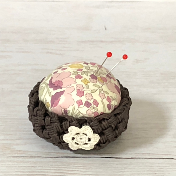 針刺し　リバティ　ピンクッション　ピンク　小花　クラフトバンド　茶色　プレゼント　 4枚目の画像