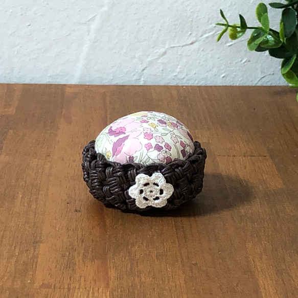 針刺し　リバティ　ピンクッション　ピンク　小花　クラフトバンド　茶色　プレゼント　 7枚目の画像