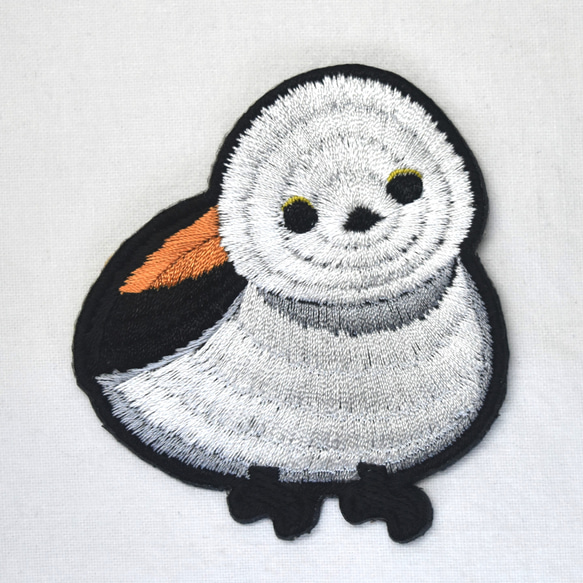 雪の妖精　シマエナガ　刺繍ワッペン　アップリケ　シール可 1枚目の画像