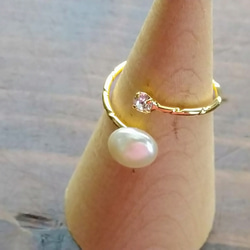 *新作*法式複古水面珍珠玻璃石螺旋戒指（均碼） 第2張的照片