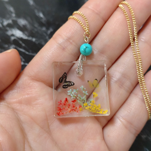 蝶舞う花園×ターコイズペンダント レジン&天然石アクセサリー 