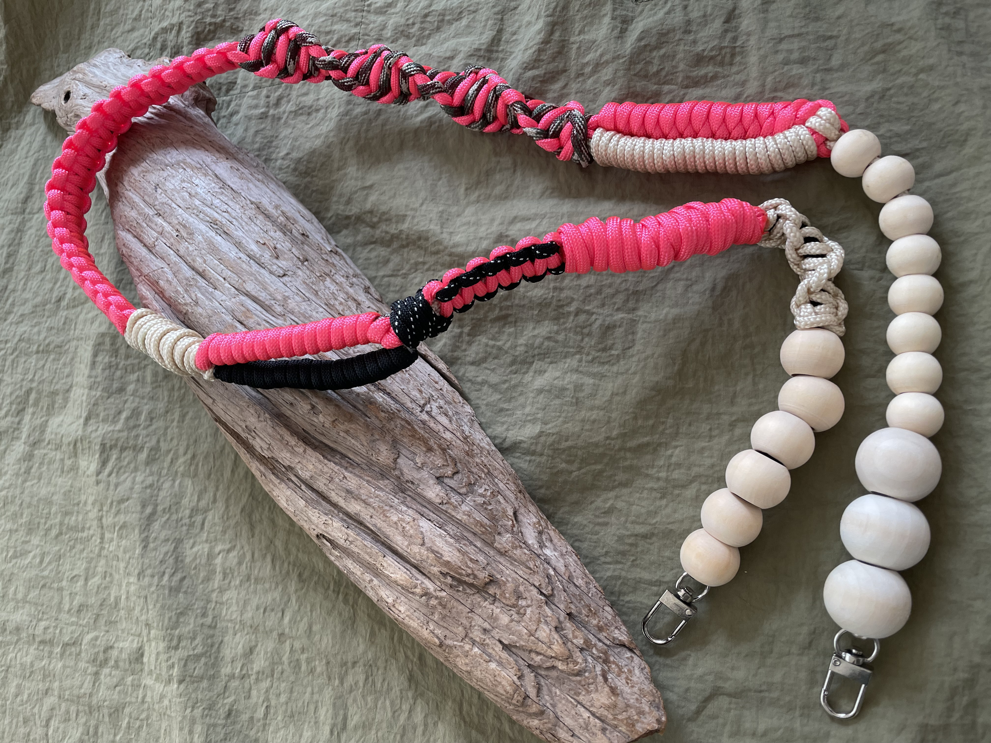 Wood ballとパラコードのストラップ　neon pink mix