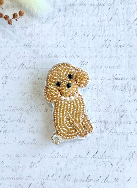 再制作】ビーズ刺繍のうちの子ブローチ・トイプードル（おすわり