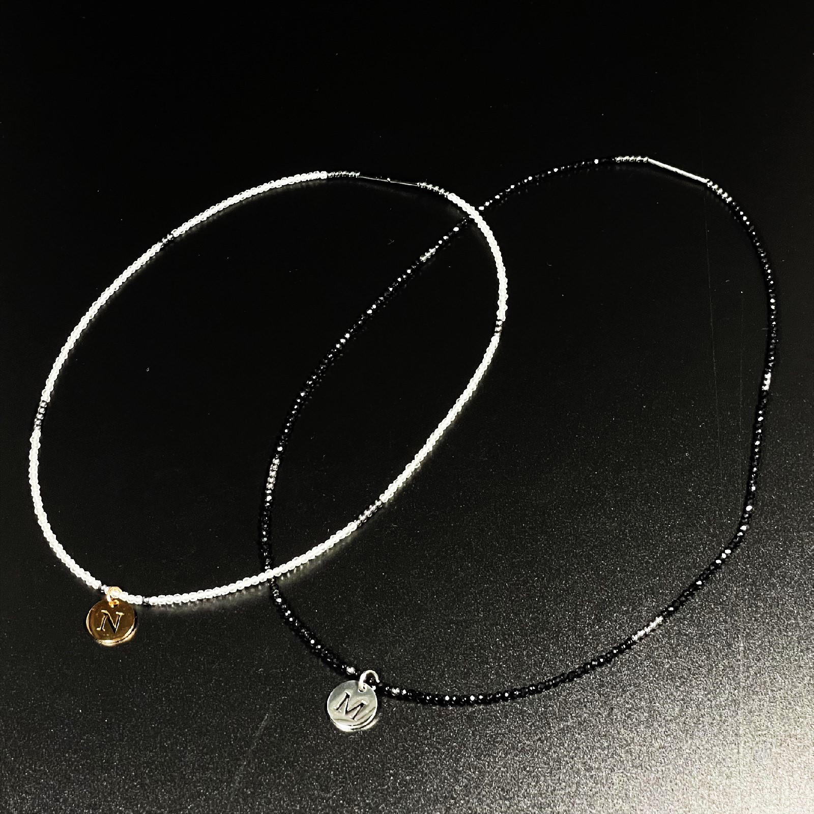 【ペア価格】イニシャルを選べます ヘマタイト カットオニキス×カットクリスタル 磁気ネックレス jnip1 お揃いギフト 10,500円