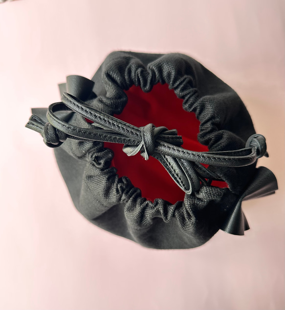 【在庫あり】大人可愛いレザーフリルのリネンバッグ『Ama bag 』ブラック 5枚目の画像