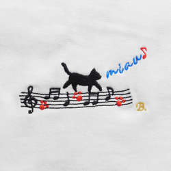 猫と音譜の刺繍入りオリジナルTシャツ　6.2オンス　男女兼用 1枚目の画像