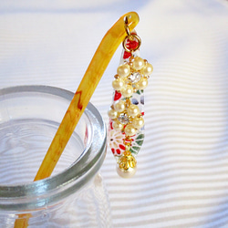 パールの六弁花チャームと和柄帯プレートのミニかんざし 7枚目の画像
