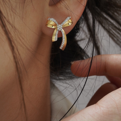 リボンモチーフ ダイヤモンドピアスk18 ピアス（スタッド・一粒  
