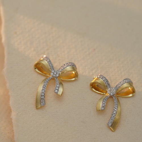 リボンモチーフ ダイヤモンドピアスk18 ピアス（スタッド・一粒  