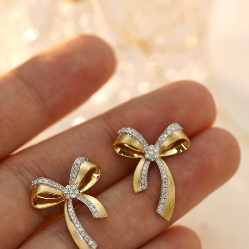 リボンモチーフ スタッドピアスダイヤ1石付き