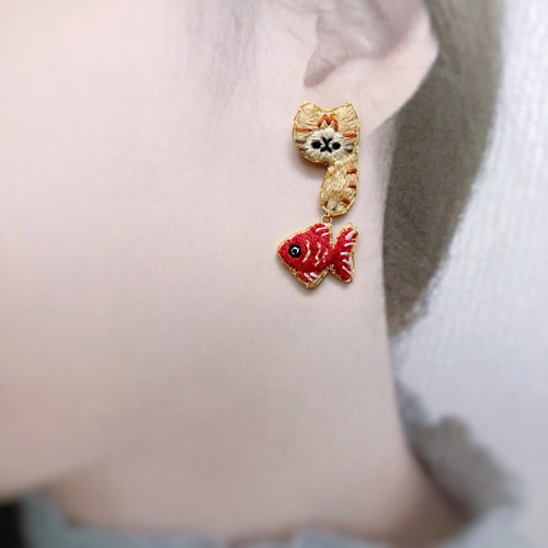 金魚と猫の刺繍ピアス／イヤリング イヤリング・ノンホールピアス ちむ