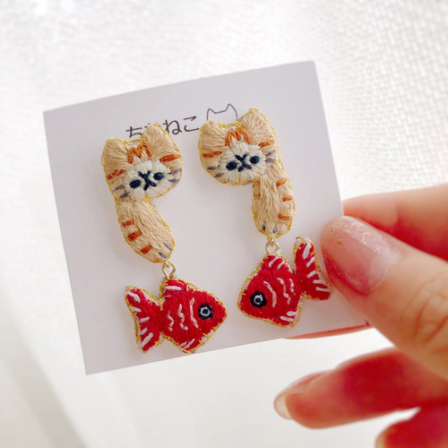 金魚と猫の刺繍ピアス／イヤリング イヤリング・ノンホールピアス ちむ