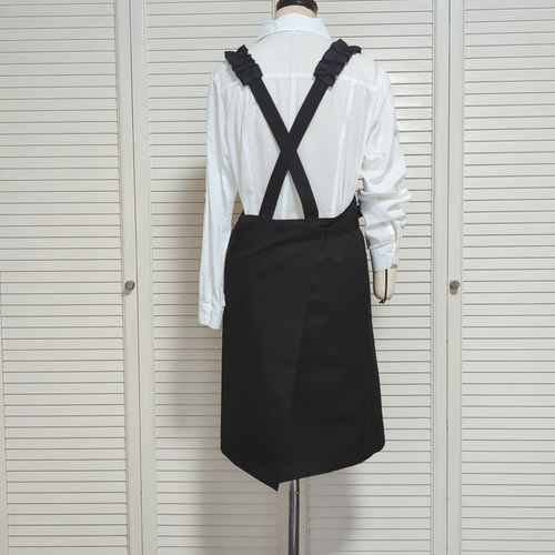 ピアリマーマ　フリル付き黒エプロン 肩ひもにフリルがあるので♡ちょっぴり可愛い♡黒のエプロン エプロン