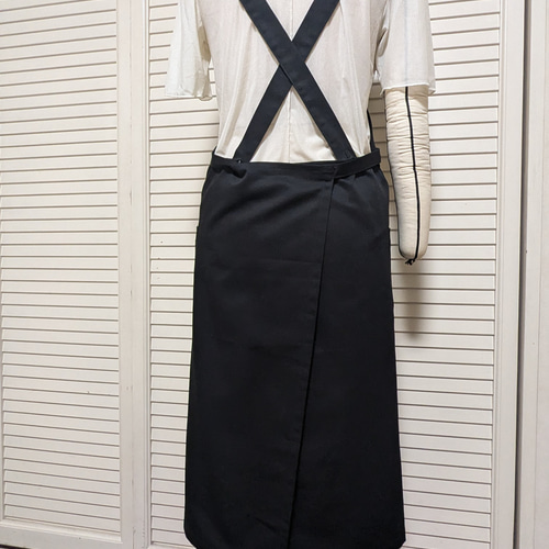 ピアリマーマフリル付き黒エプロン