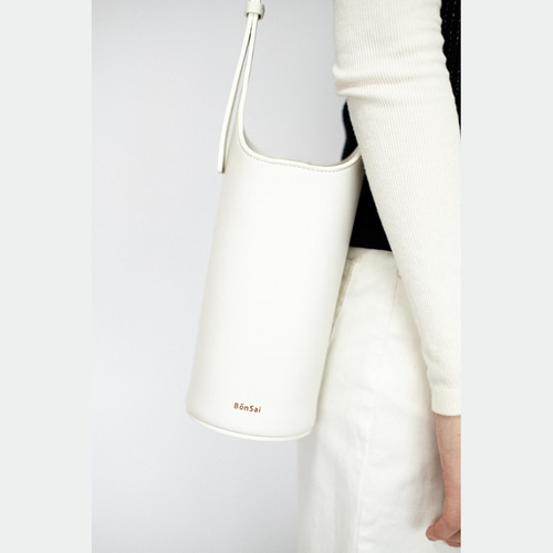 秋冬新作2023 ショルダーバッグ 斜めがけ 軽量 質感 PU革 白 大人