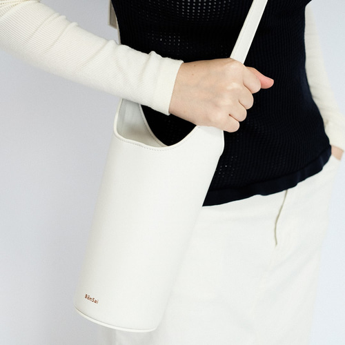 秋冬新作2023 ショルダーバッグ 斜めがけ 軽量 質感 PU革 白 大人