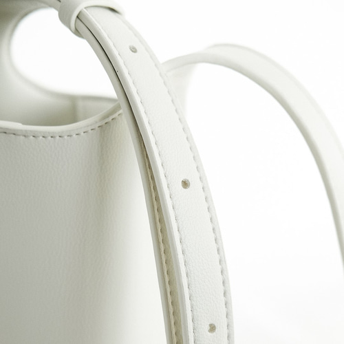 秋冬新作2023 ショルダーバッグ 斜めがけ 軽量 質感 PU革 白 大人