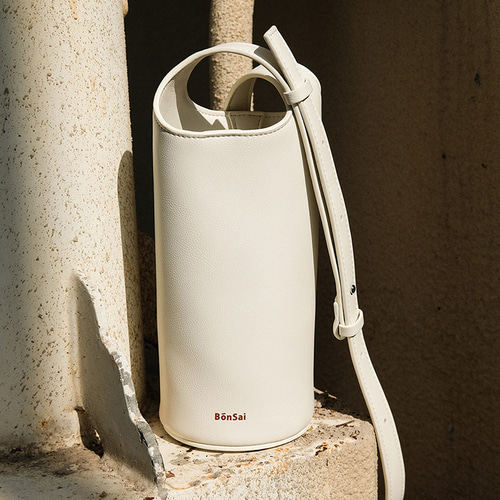 秋冬新作2023 ショルダーバッグ 斜めがけ 軽量 質感 PU革 白 大人