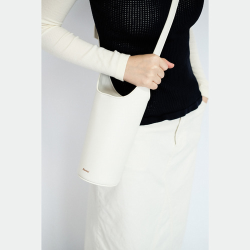 秋冬新作2023 ショルダーバッグ 斜めがけ 軽量 質感 PU革 白 大人