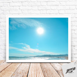 煌めく太陽と青空、リゾート感溢れる海岸風景 夏の海岸 青い空 青い海 熱い風 サマービーチ ポスター 1枚目の画像