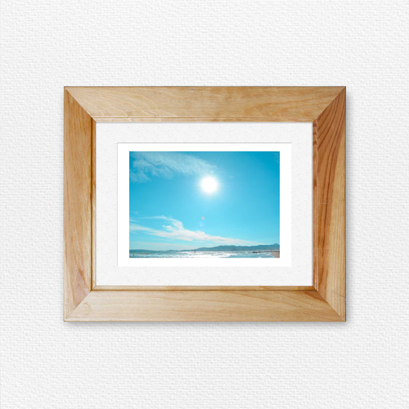 煌めく太陽と青空、リゾート感溢れる海岸風景 夏の海岸 青い空 青い海 熱い風 サマービーチ ポスター 2枚目の画像